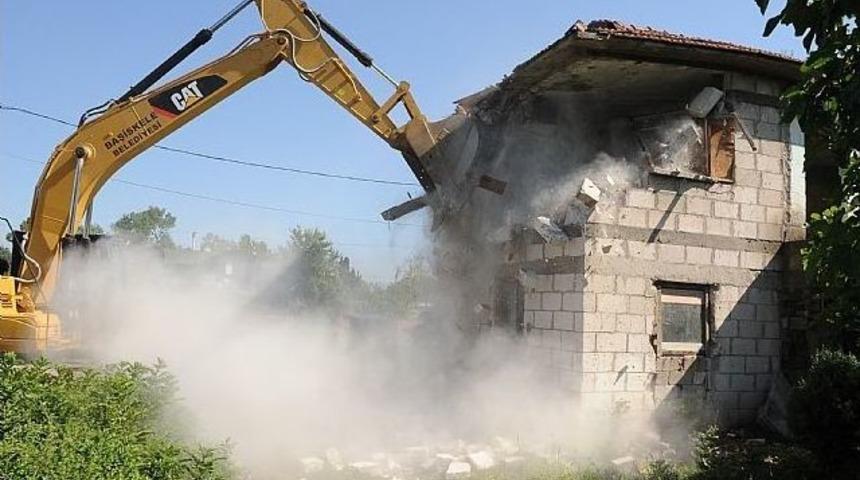 Harabe Binalar Yıkıldı