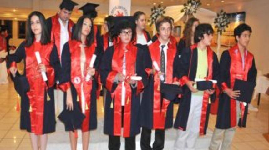 OM&Uuml; Vakfı &Ouml;zel Ortaokulu Ilk Mezunlarını Verdi