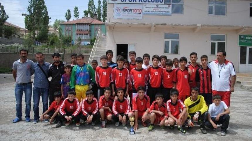 Şampiyonlar Kupayı Başkan Bora&rsquo;ya Hediye Etti