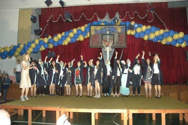 Kız Teknik Ve Meslek Lisesi nde Mezunuyit Coşkusu 1