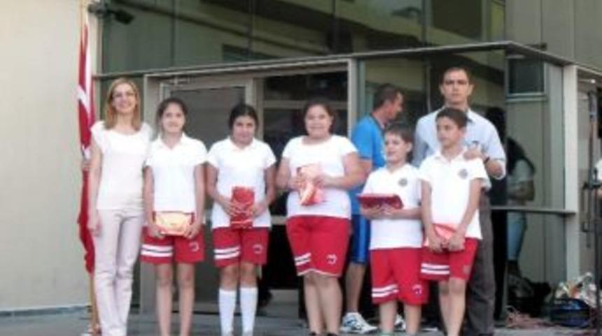 En &Ccedil;ok Kitap Okuyan &Uuml;lkem Koleji &Ouml;ğrencileri &Ouml;d&uuml;llendirildi