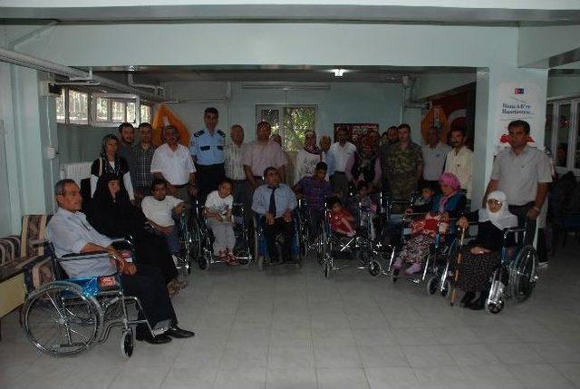 Besni Anadolu Sakatlar Derneği, 18 Engelliye Tekerlekli Sandalye Verdi