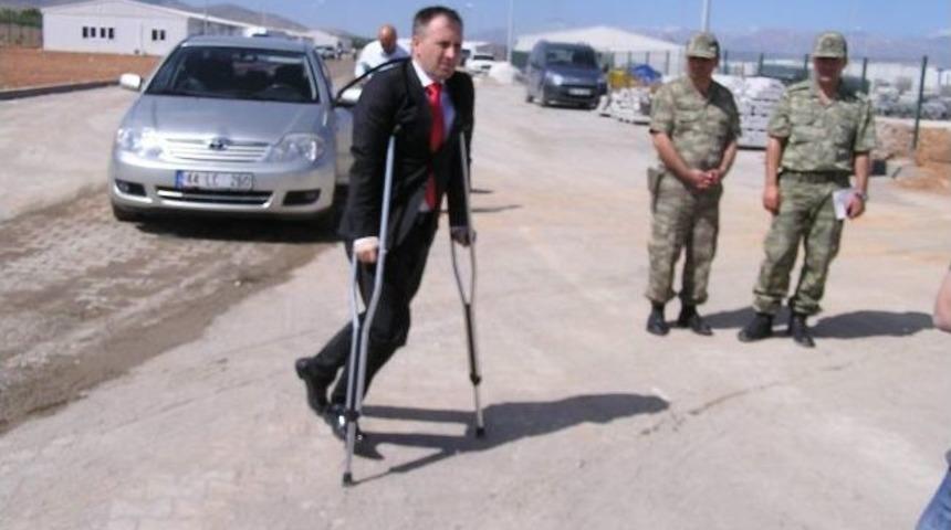 Vali Yardımcısı Latif Memiş, Koltuk Değneği İle &Ccedil;alıştı