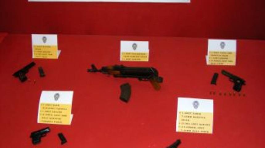 Viranşehir'de Polis 1 Kaleşnikof T&uuml;fek, 4 Tabanca Ele Ge&ccedil;irdi