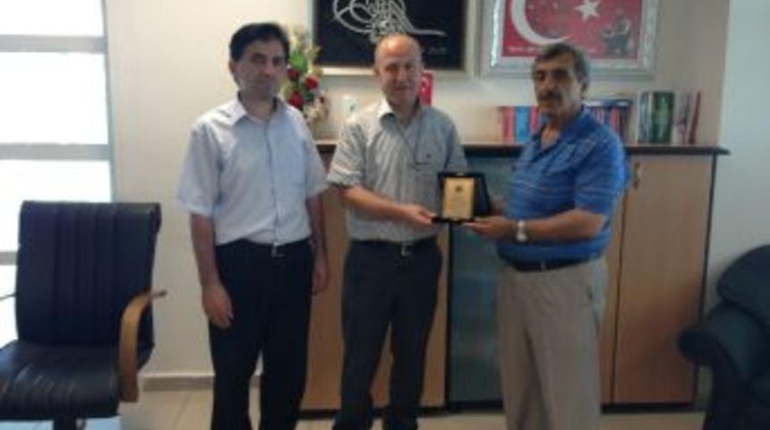 Erzurumlulardan Başkan Yardımcısı &Ccedil;elik&rsquo;e Plaket