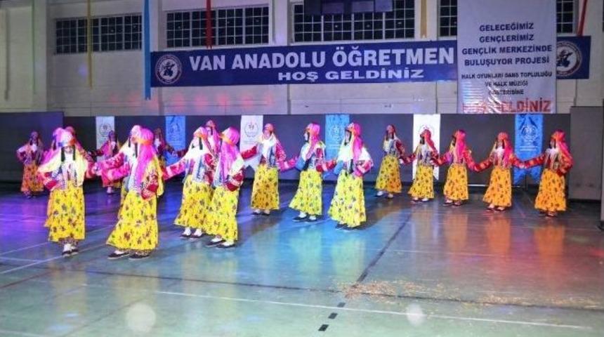 Tuşba Halk Dansları Topluluğu İzleyenleri B&uuml;y&uuml;ledi