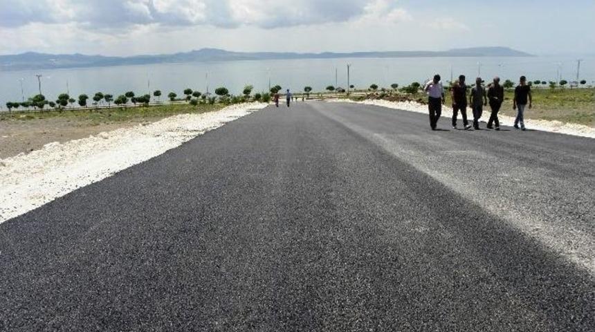 Erciş Belediyesi Sahil Yolu İle Toki 3. Etap Konutlarını Asfaltla Buluşturdu