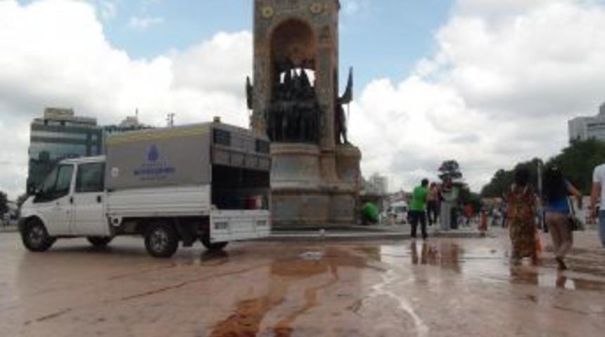 Taksim Cumhuriyet Anıtı Temizlendi