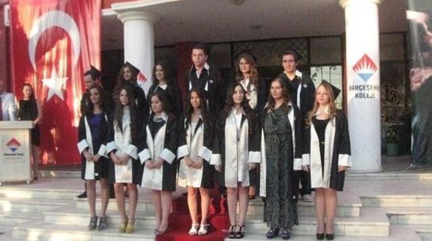 Burhaniye Bah&ccedil;eşehir&rsquo;de Mezuniyet Coşkusu