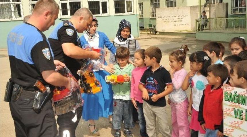 Polislerden &Ouml;ğrencilere Karne Hediyesi
