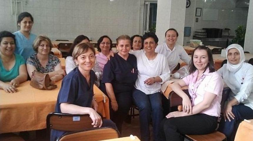 Z&uuml;beyde Hemşire&rsquo;ye Onur Plaketi