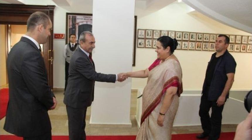 Hindistan B&uuml;y&uuml;kel&ccedil;isi Susmita Gongulee Thomas'dan Trabzonlu İşadamlarına Yatırım &Ccedil;ağrısı