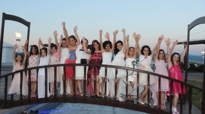 D&uuml;zce Cumhuriyet İlkokulu&rsquo;da Mezuniyet Coşkusu