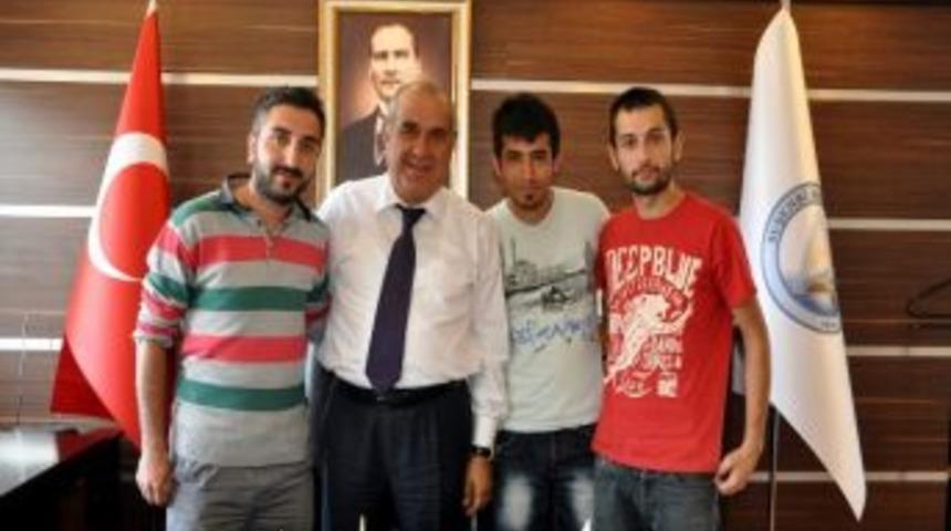 &Ouml;ğrencilerden Başkan Sel&rsquo;e Teşekk&uuml;r Plaketi