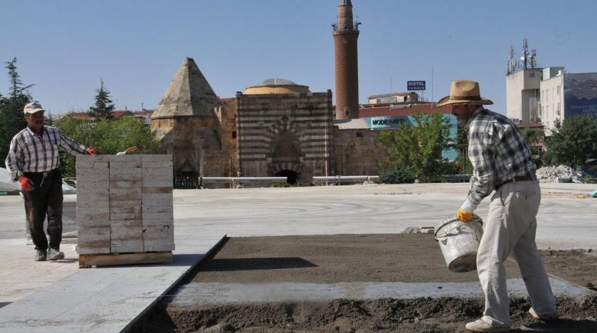 Cacabey Meydanı Yapım &Ccedil;alışmaları Devam Ediyor