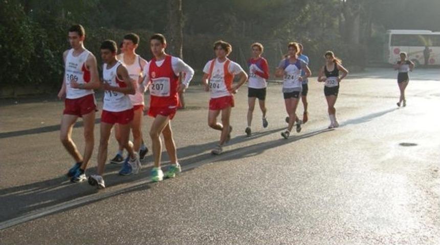 Ayvalıklı Atletler İzmir&rsquo;de R&uuml;zgar Gibi Esti