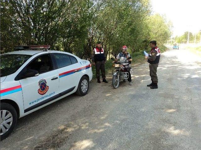 Jandarma Trafik Timlerinden Uygulamalı Uyarı