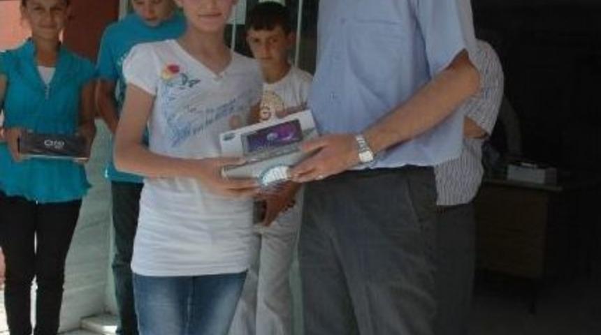 Selendi'de Başarılı &Ouml;ğrencilere Tablet Bilgisayar