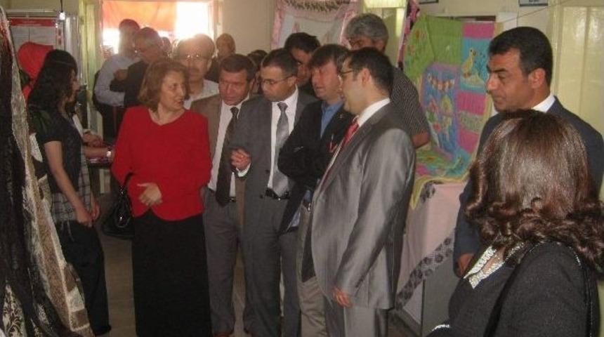 B&uuml;nyan Halk Eğitim Merkezi Kursiyerlerinden Yıl Sonu Sergisi