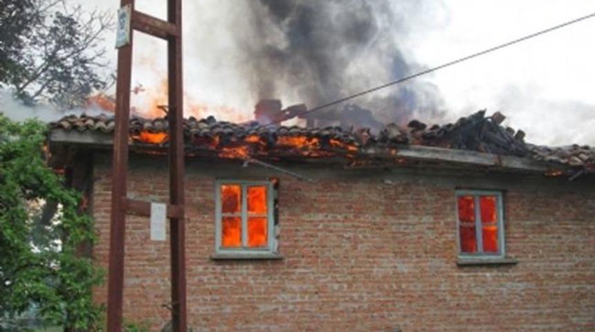 Ağlı&rsquo;da Yıldırım Bir Evi K&uuml;le &Ccedil;evirdi