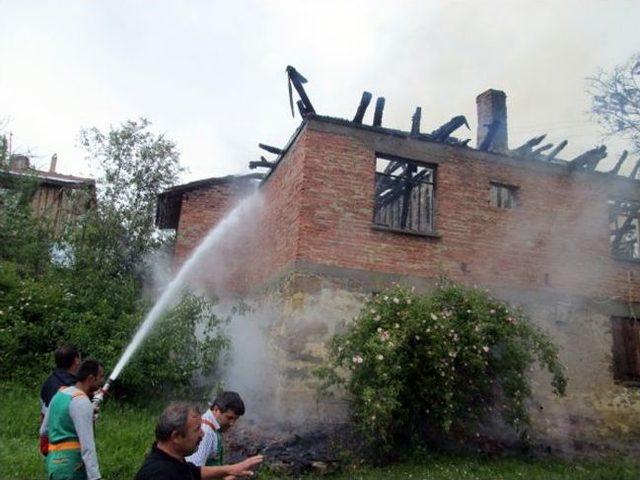 Ağlı&rsquo;da Yıldırım Bir Evi K&uuml;le &Ccedil;evirdi 2