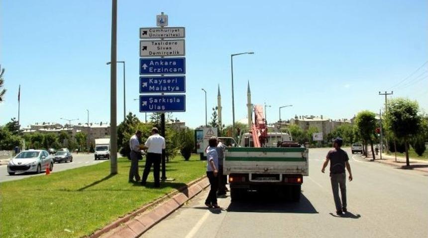 Kent Trafiğini Rahatlatmak İ&ccedil;in Y&ouml;n Ve Bilgi Levhaları Yerleştiriliyor