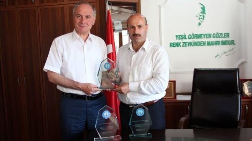 Milli Eğitim M&uuml;d&uuml;r&uuml; Sandık&ccedil;ı&rsquo;dan T&uuml;rkyılmaz&rsquo;a Plaket