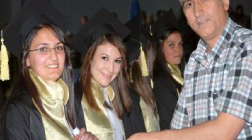 H&uuml;seyin Cahit Korkmaz Anadolu Sağlık Meslek Lisesi'nde Mezuniyet Coşkusu
