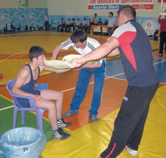 Aksaray’da Güreş Şampiyonası Sürüyor