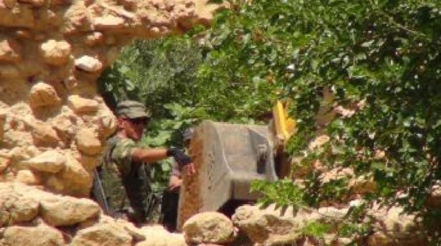 Kızıltepe'deki Faili Me&ccedil;hul Kazılarında Kemiklere Ulaşıldı