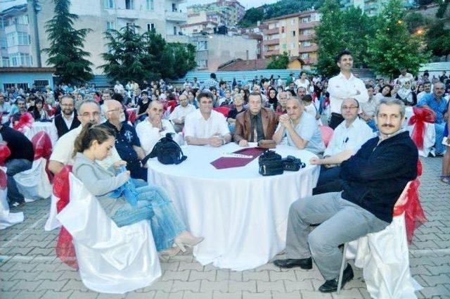 Ahmet R&uuml;şt&uuml; Lisesi&rsquo;nde Mezuniyet Coşkusu 1