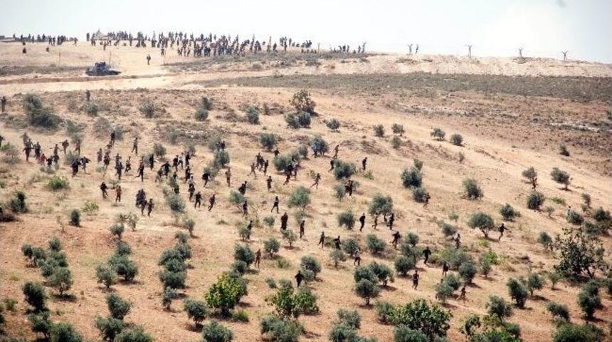 G&uuml;venlik G&uuml;&ccedil;lerine Taşlarla Saldıran Ka&ccedil;ak&ccedil;ılar, Uyarı Ateşiyle Engellendi