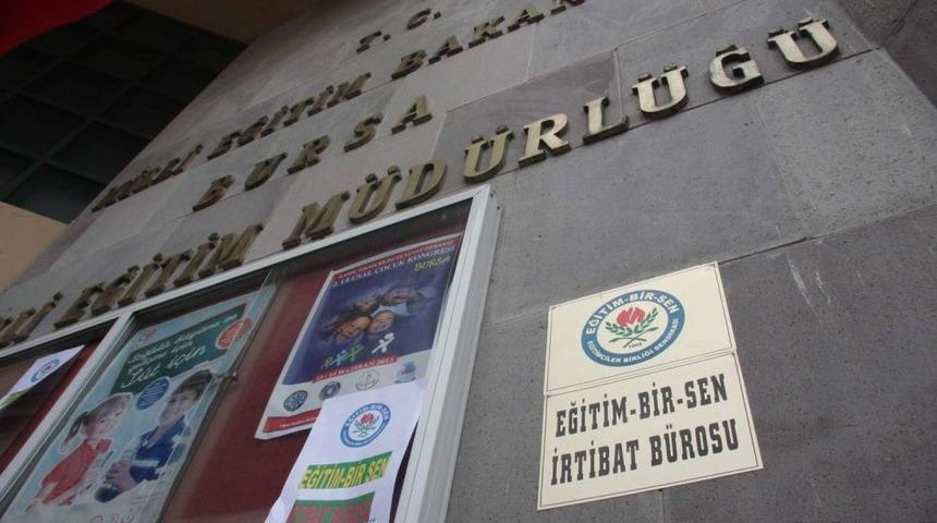 Milli Eğitim M&uuml;d&uuml;rl&uuml;ğ&uuml; Girişine Sendika Tabelası Astılar