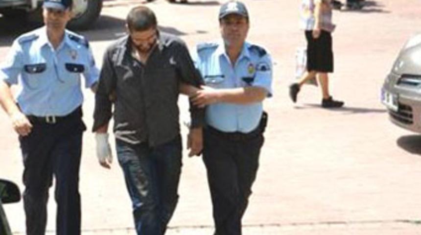 Kız arkadaşının evini bastı