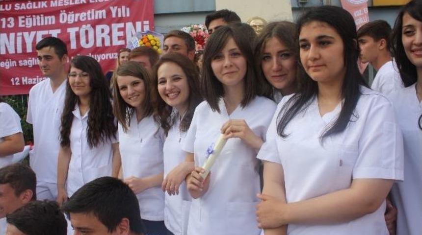 Geleceğin Sağlık&ccedil;ıları T&ouml;renle Uğurlandı