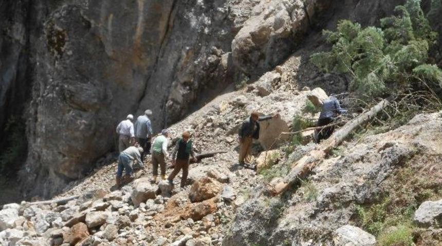 Dağdan Kopan Dev Kaya K&ouml;y&uuml; Susuz Bıraktı