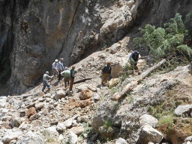 Dağdan Kopan Dev Kaya Köyü Susuz Bıraktı