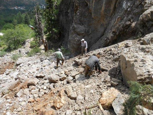 Dağdan Kopan Dev Kaya Köyü Susuz Bıraktı