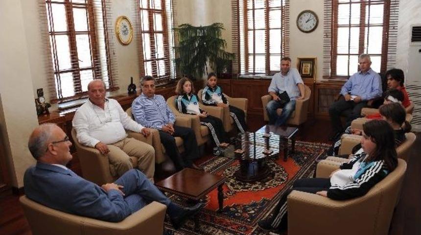 Kiel Yolcusu K&uuml;&ccedil;&uuml;k Yelkenciler Yılmaz&rsquo;ı Ziyaret Etti