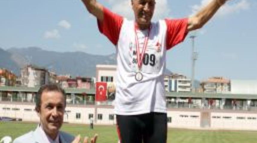 82 Yaşındaki Atlet Girdiği Her Yarışmadan Madalya Ile D&ouml;n&uuml;yor