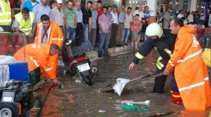 Pazar Yerini Sağanak Yağış Vurdu