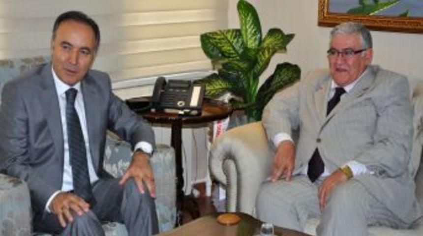 ETB Y&ouml;netimi Vali Altıparnmak'ı Ziyaret Etti