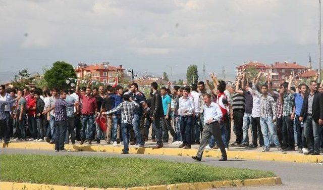 Ak&uuml;&rsquo;de &Ouml;ğrenciler Arasındaki Gerginlik S&uuml;r&uuml;yor 1