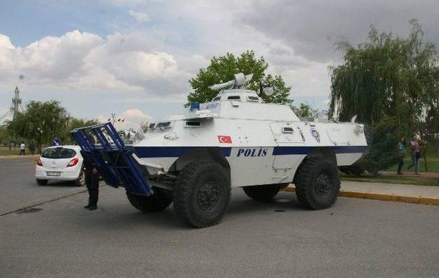 Ak&uuml;&rsquo;de &Ouml;ğrenciler Arasındaki Gerginlik S&uuml;r&uuml;yor 2