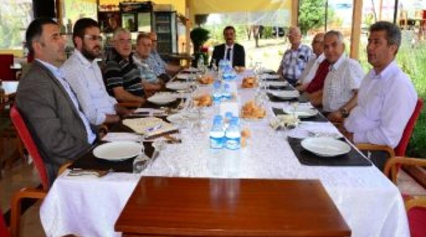 D&uuml;zce Belediye Başkanı Bayram Kalıcı Konut Muhtarlarıyla Bir Araya Geldi