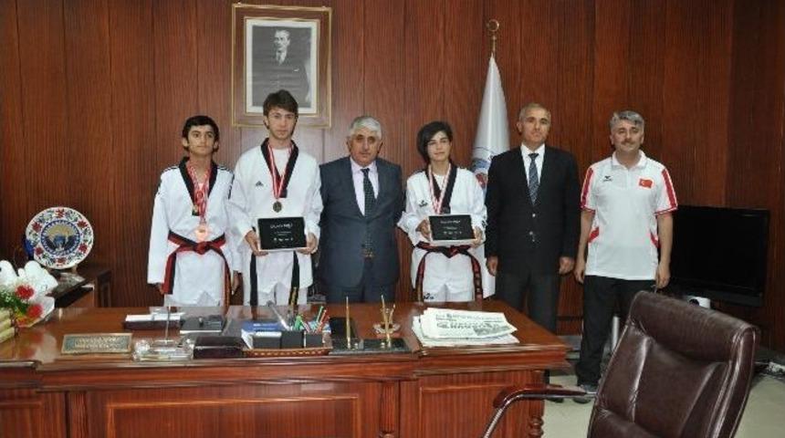 Sorgun Belediye Başkanı Şimşek Şampiyon Tekvandocuları &Ouml;d&uuml;llendirdi