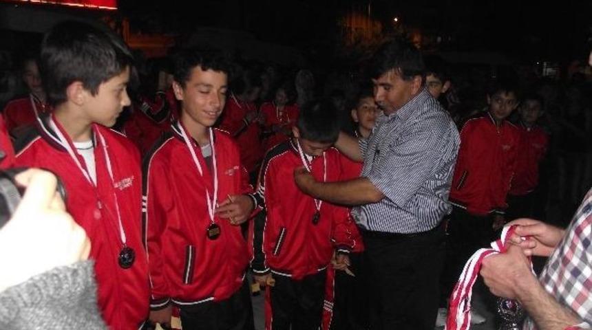 Gazi Emet İlk&ouml;ğretim Okulu T&uuml;rkiye İkincisi