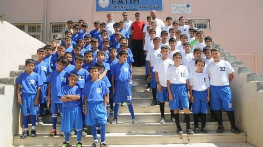 Cizre&rsquo;de Yaz Futbol Okulu Sporcularına Spor Kıyafeti Dağıtıldı