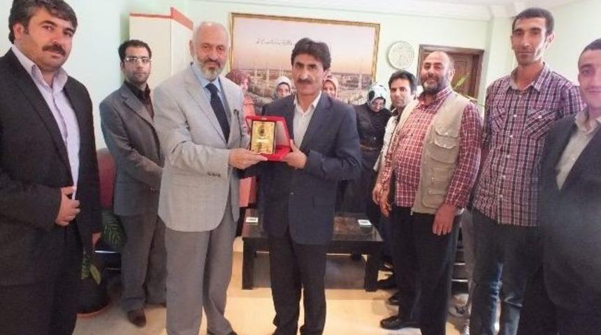 Van Yararına &Ccedil;alışma Derneği &Uuml;yeleri, İl M&uuml;ft&uuml;s&uuml; Arvas'a Teşekk&uuml;r Ziyaretinde Bulundu