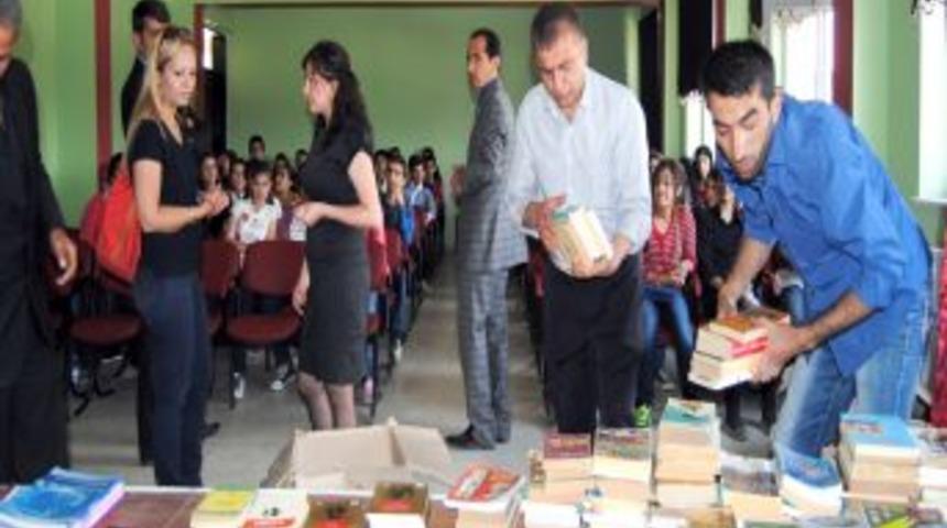 Y&uuml;ksekovalı &Ouml;ğrencilere Akseki&acute;den Kitap Yardımı